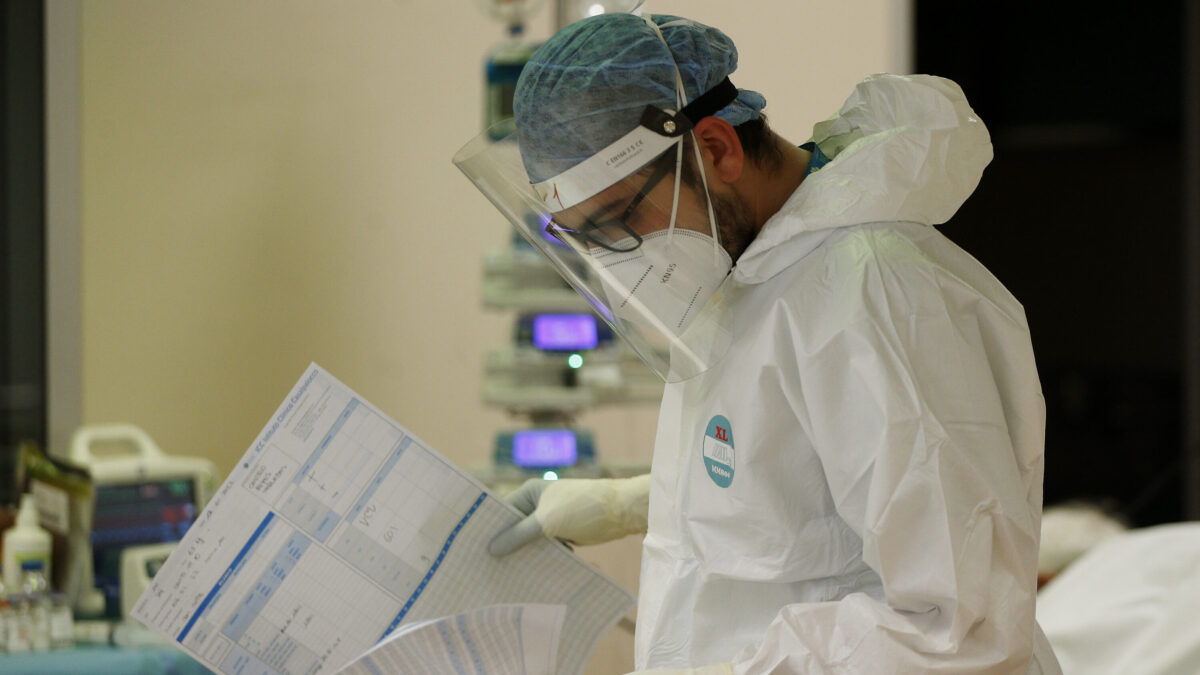 Ospedali_interno_medico_mascherina-scaled-ar169