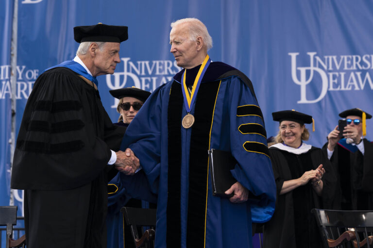 Joe Biden premiato all’università del Delaware – FOTOGALLERY