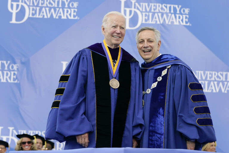 Joe Biden premiato all’università del Delaware – FOTOGALLERY