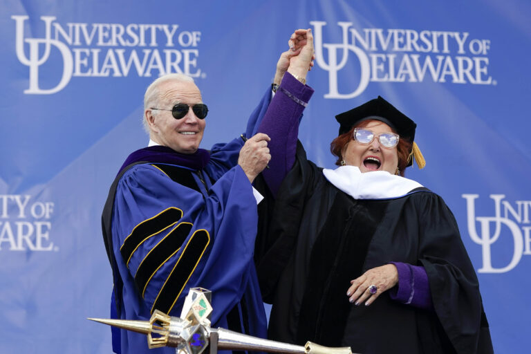 Joe Biden premiato all’università del Delaware – FOTOGALLERY