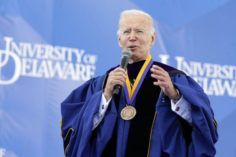 Joe Biden premiato all’università del Delaware – FOTOGALLERY