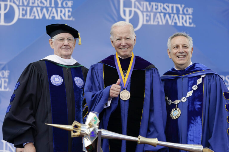 Joe Biden premiato all’università del Delaware – FOTOGALLERY