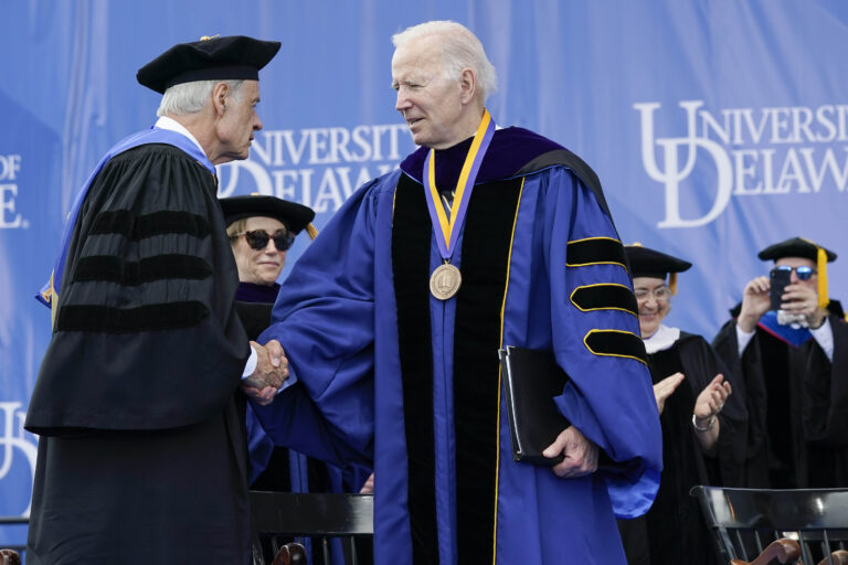 Joe Biden premiato all’università del Delaware – FOTOGALLERY