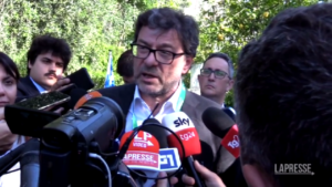 Giorgetti critica Salvini sul viaggio a Mosca