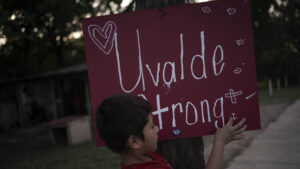 La gente omaggia le vittime di Uvalde – FOTOGALLERY