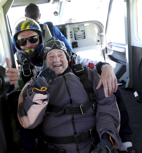 Guinness dei Primati in Svezia, donna di 103 anni si lancia in tandem col paracadute – FOTOGALLERY