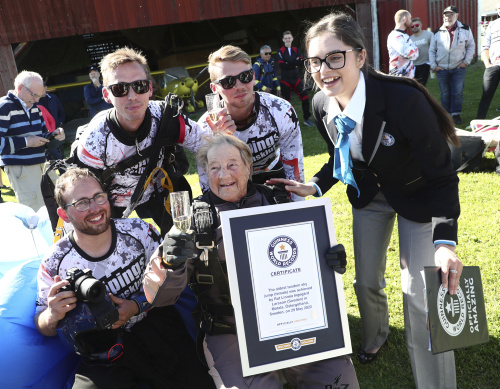 Guinness dei Primati in Svezia, donna di 103 anni si lancia in tandem col paracadute – FOTOGALLERY