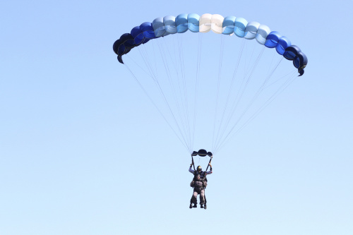 Guinness dei Primati in Svezia, donna di 103 anni si lancia in tandem col paracadute – FOTOGALLERY