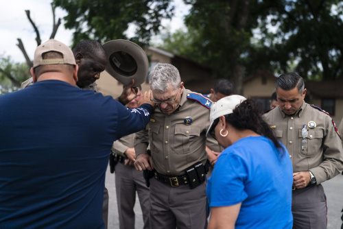 La gente omaggia le vittime di Uvalde – FOTOGALLERY