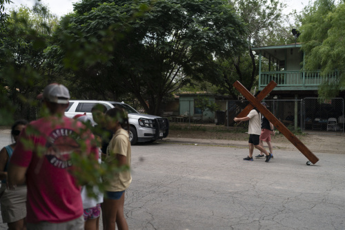 La gente omaggia le vittime di Uvalde – FOTOGALLERY