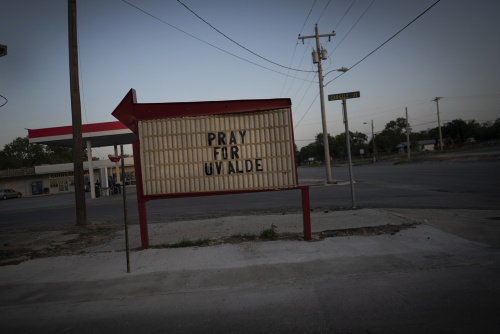 La gente omaggia le vittime di Uvalde – FOTOGALLERY