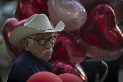 La gente omaggia le vittime di Uvalde – FOTOGALLERY