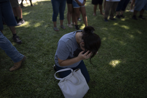 La gente omaggia le vittime di Uvalde – FOTOGALLERY