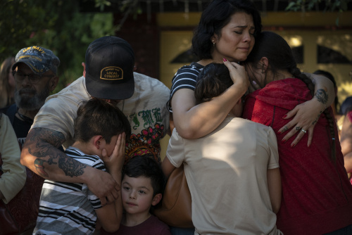 La gente omaggia le vittime di Uvalde – FOTOGALLERY