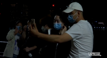 Covid: festa in strada a Shangai per la fine del lockdown