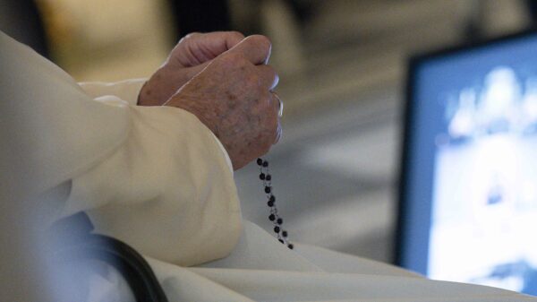 Il rosario di Papa Francesco “contro la follia della guerra”