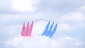 Giubileo di Platino: la famiglia reale sul balcone assiste all’air show