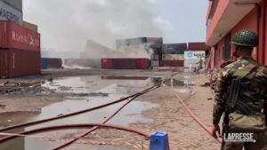 Incendio in un deposito del Bangladesh: 49 morti e oltre 100 feriti
