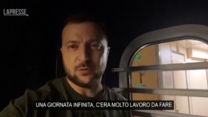 “Orgoglioso di tutti”: il presidente dell’Ucraina Zelensky incontra le truppe
