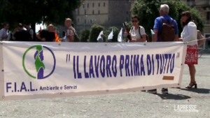 Sciopero dei lavoratori Asia, società che raccoglie rifiuti urbani a Napoli