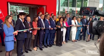 Taglio del nastro al Salone del Mobile di Milano