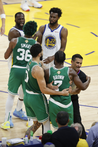 La gara 2 delle finali Nba va ai Golden State Warriors –  FOTOGALLERY