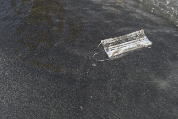I rifiuti ‘Covid’ che inquinano il 45% delle spiagge