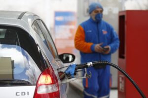 Carburanti: benzina sfonda 2 euro a litro, arriva proposta salva-estate