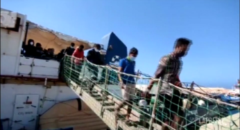 Sbarcano a Pozzallo le persone salvate dalla Sea Watch 3