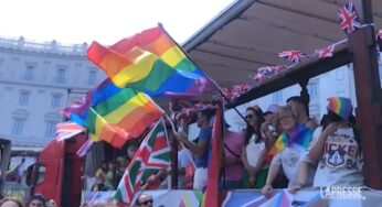 Roma Pride con omaggio a Raffaella Carrà