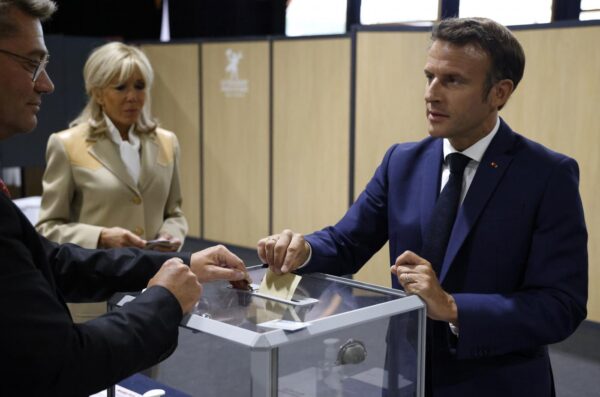 Francia: testa a testa Mélenchon-Macron alle legislative, astensione record