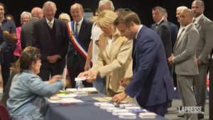 Francia alle urne, il presidente Macron ha votato
