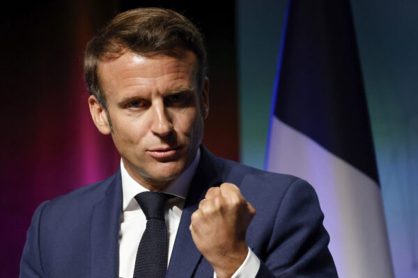 Francia, Macron avanti di un soffio su Melenchon: a rischio maggioranza assoluta