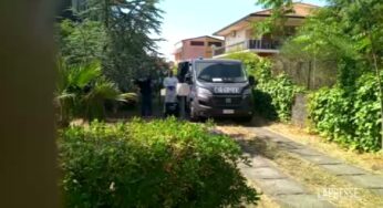 I carabinieri nella villetta della bambina rapita nel Catanese