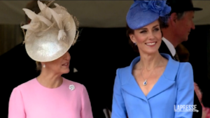 Kate Middleton in abbagliante vestito blu alla St. George’s Chapel