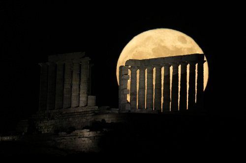 Strawberry Moon 2022, la super Luna vista da varie parti del mondo – FOTOGALLERY