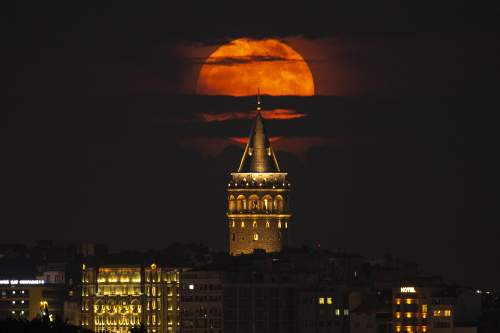 Strawberry Moon 2022, la super Luna vista da varie parti del mondo – FOTOGALLERY