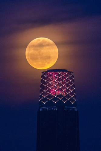 Strawberry Moon 2022, la super Luna vista da varie parti del mondo – FOTOGALLERY