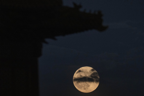 Strawberry Moon 2022, la super Luna vista da varie parti del mondo – FOTOGALLERY