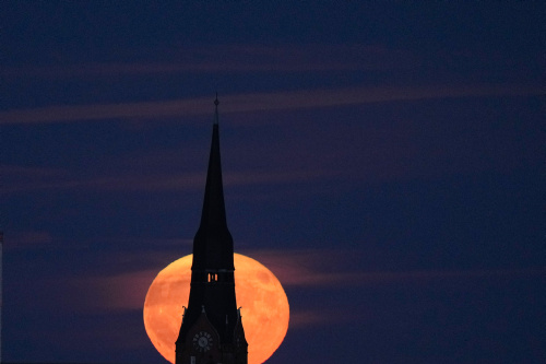 Strawberry Moon 2022, la super Luna vista da varie parti del mondo – FOTOGALLERY