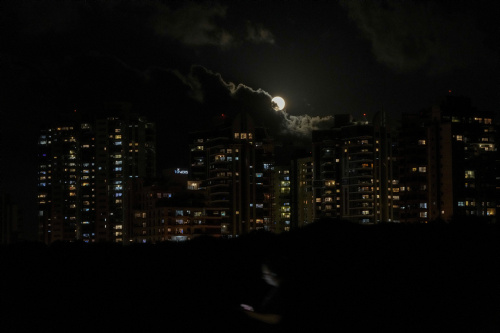 Strawberry Moon 2022, la super Luna vista da varie parti del mondo – FOTOGALLERY