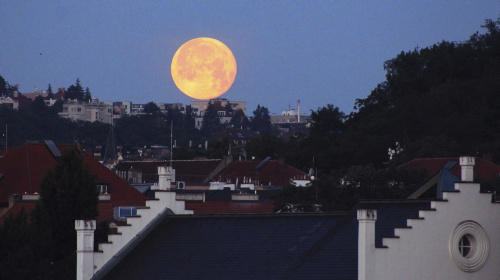 Strawberry Moon 2022, la super Luna vista da varie parti del mondo – FOTOGALLERY