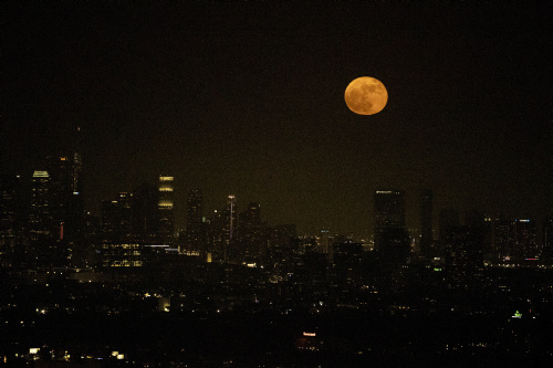 Strawberry Moon 2022, la super Luna vista da varie parti del mondo – FOTOGALLERY