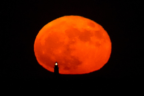 Strawberry Moon 2022, la super Luna vista da varie parti del mondo – FOTOGALLERY