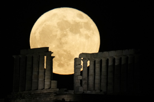 TStrawberry Moon 2022, la super Luna vista da varie parti del mondo – FOTOGALLERY