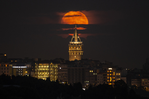 Strawberry Moon 2022, la super Luna vista da varie parti del mondo – FOTOGALLERY