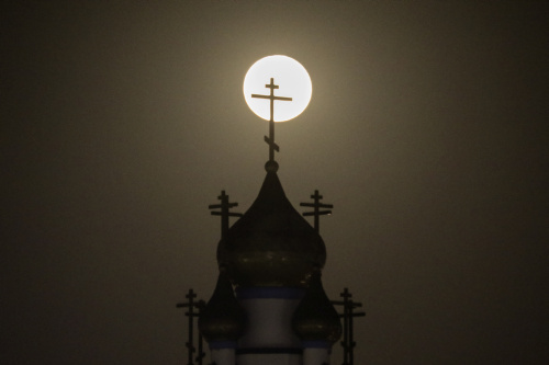 Strawberry Moon 2022, la super Luna vista da varie parti del mondo – FOTOGALLERY