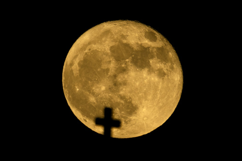 Strawberry Moon 2022, la super Luna vista da varie parti del mondo – FOTOGALLERY