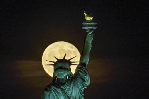 Strawberry Moon 2022, la super Luna vista da varie parti del mondo – FOTOGALLERY