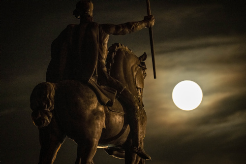 Strawberry Moon 2022, la super Luna vista da varie parti del mondo – FOTOGALLERY